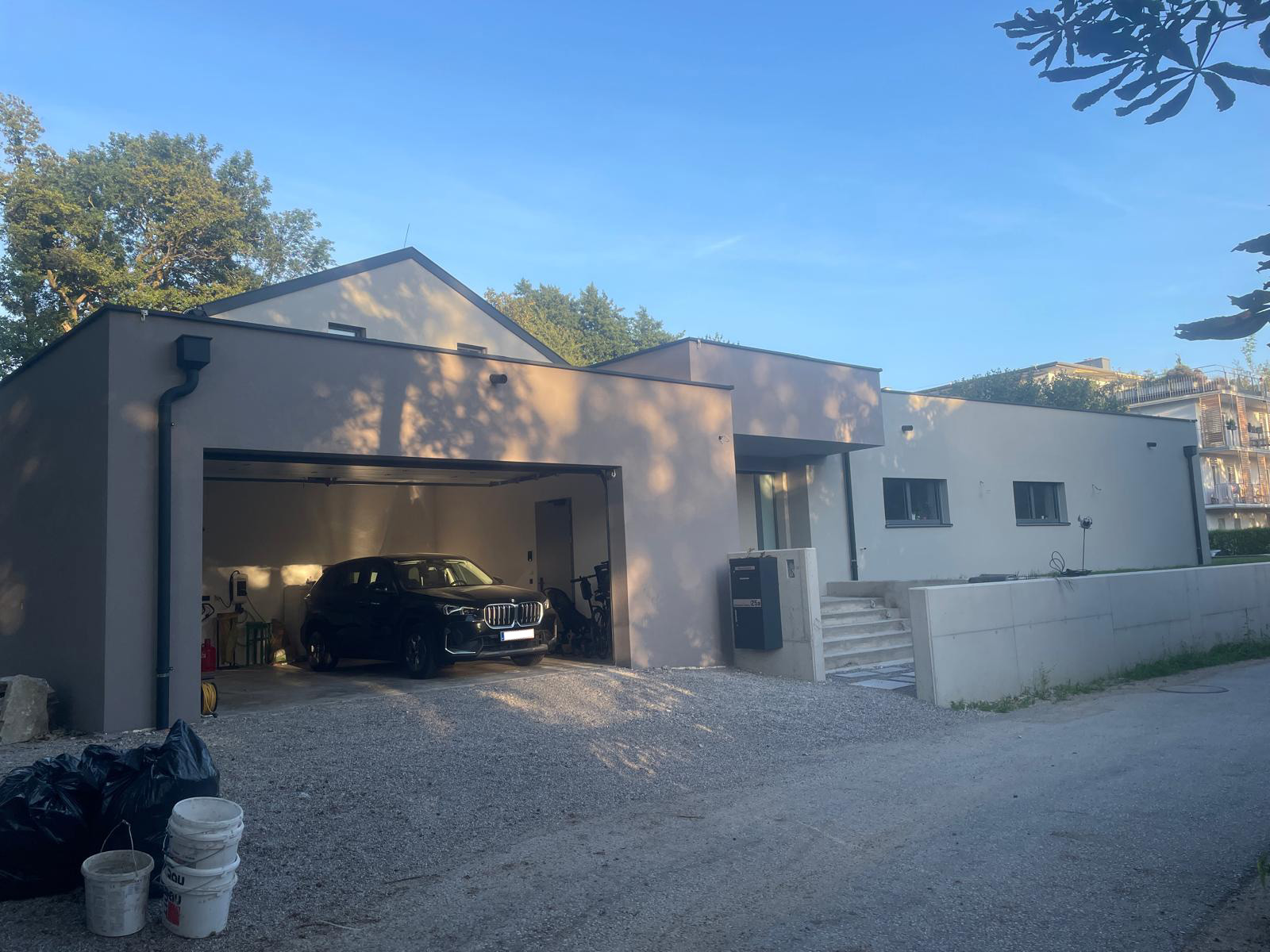 Neue Fassade mit Wärmedämmung (WDVS)