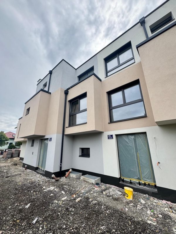 Fertiggestelltes Mehrfamilienhaus mit neuer Fassade in St. Pölten